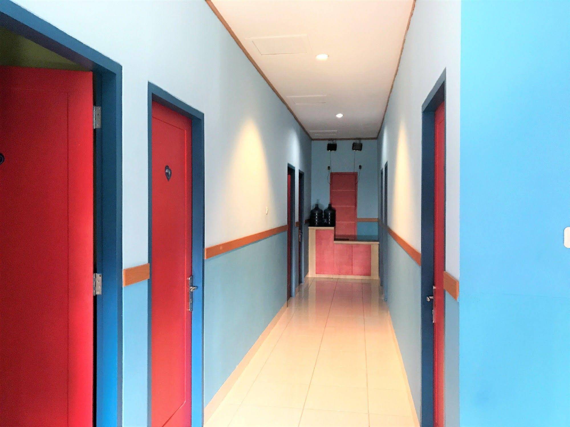 B Shaw Hotel & Restaurant