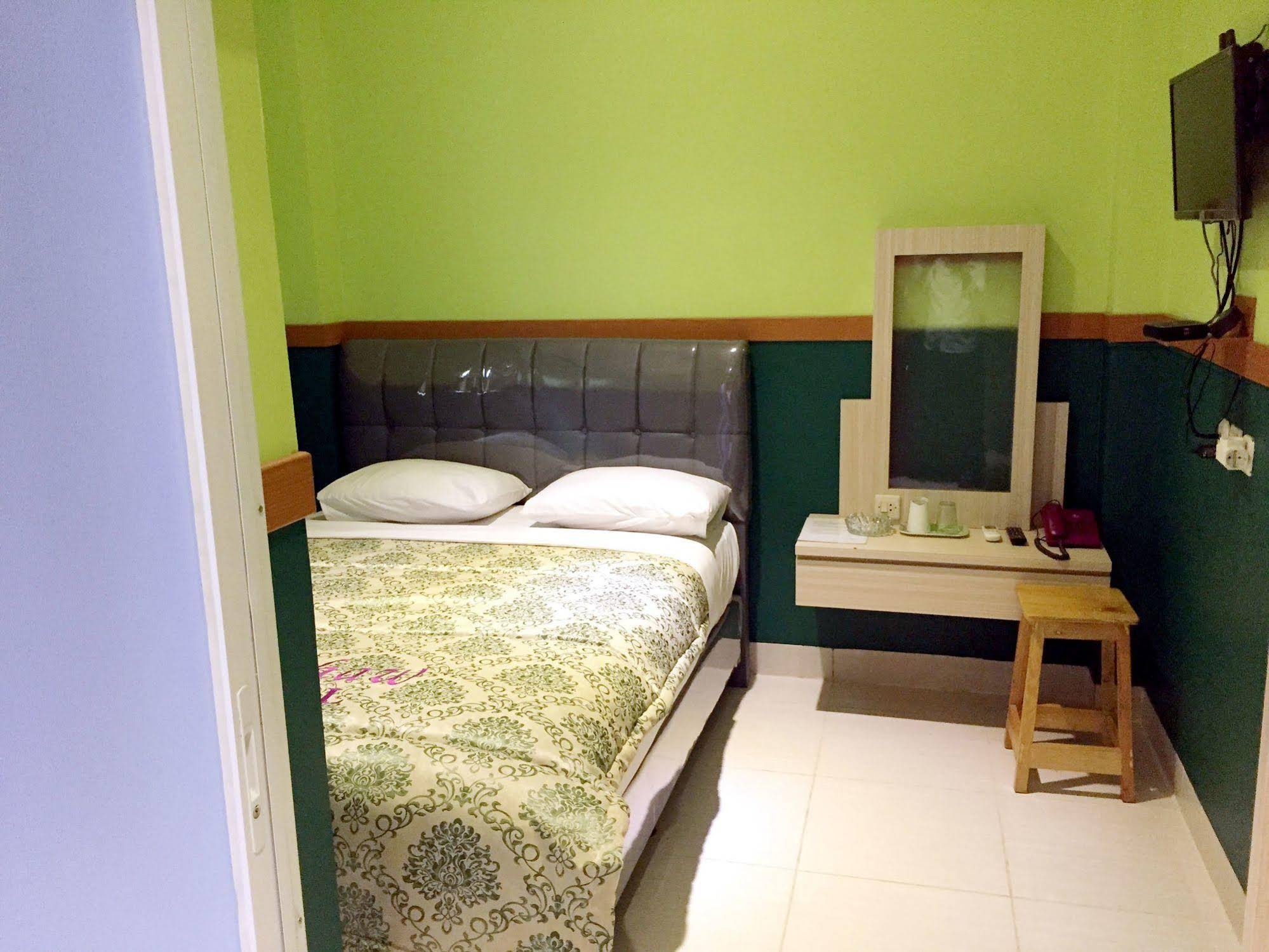 B Shaw Hotel & Restaurant