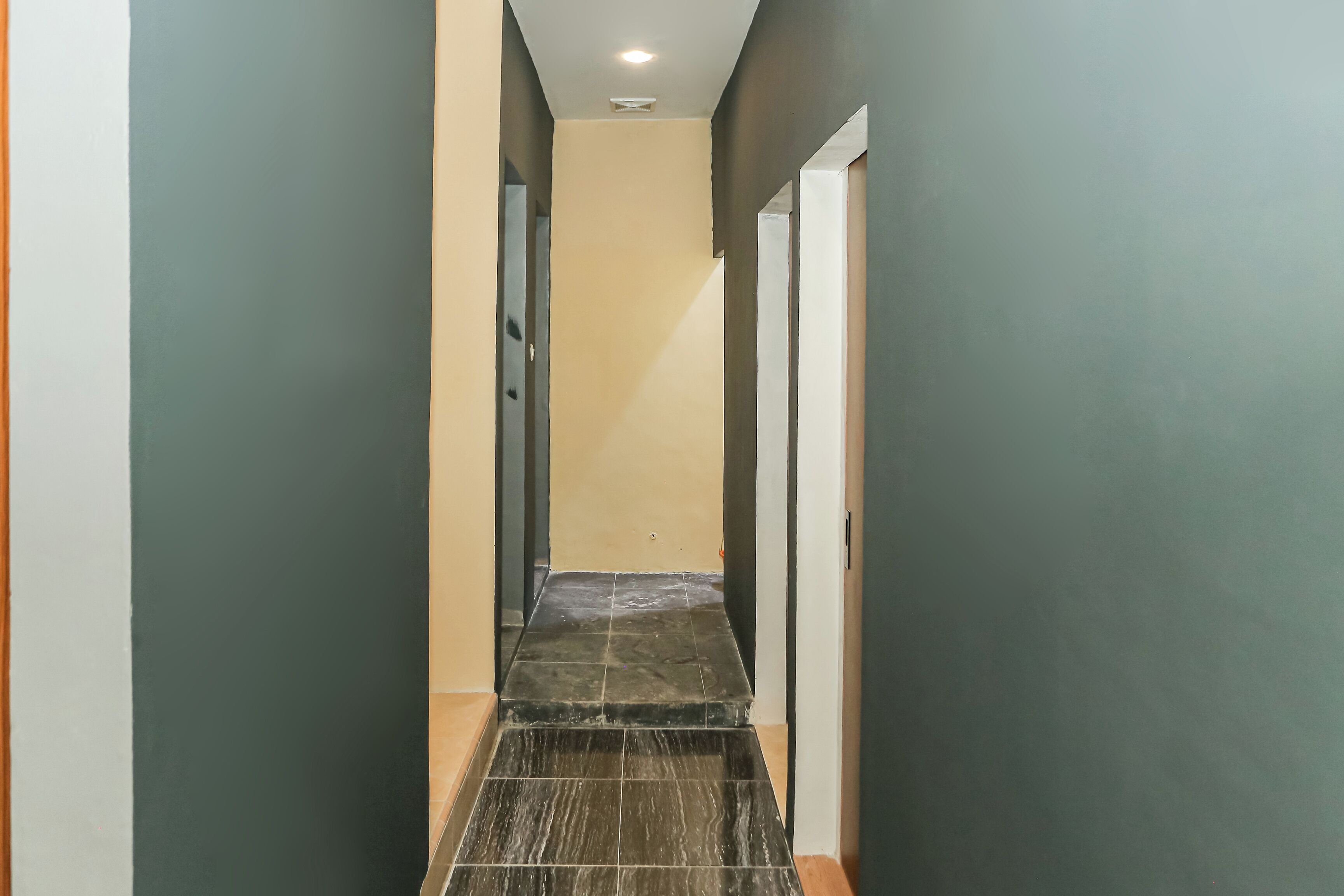 Capital O 93261 Fresh Hotel Near Stasiun Jakarta Kota