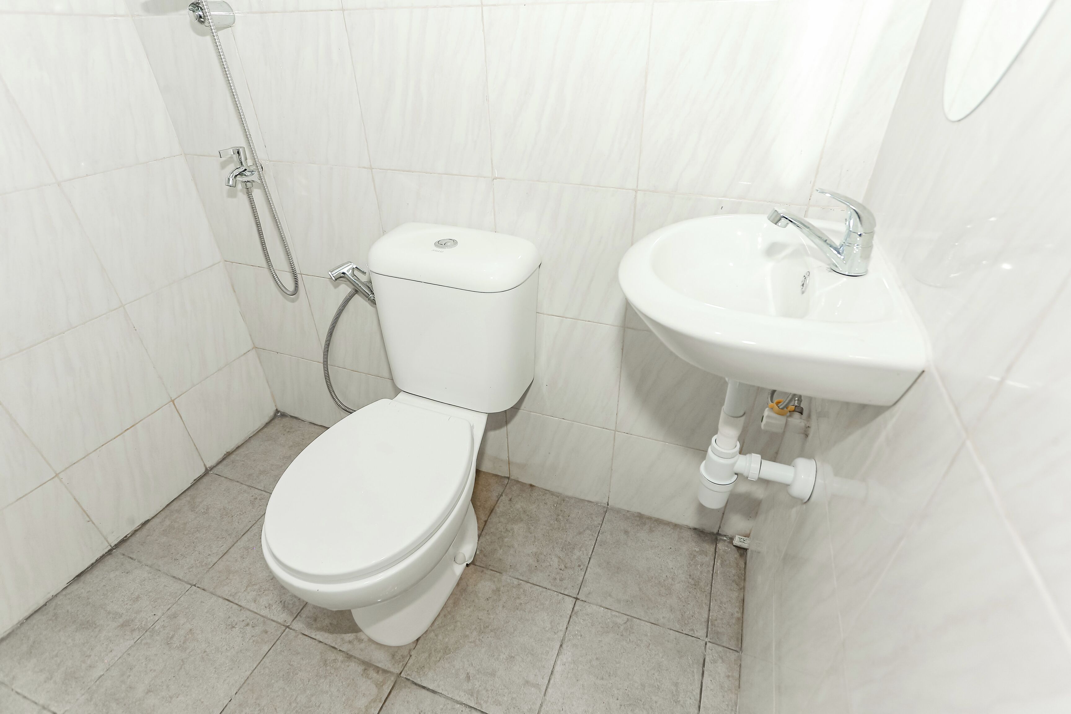 Capital O 93261 Fresh Hotel Near Stasiun Jakarta Kota