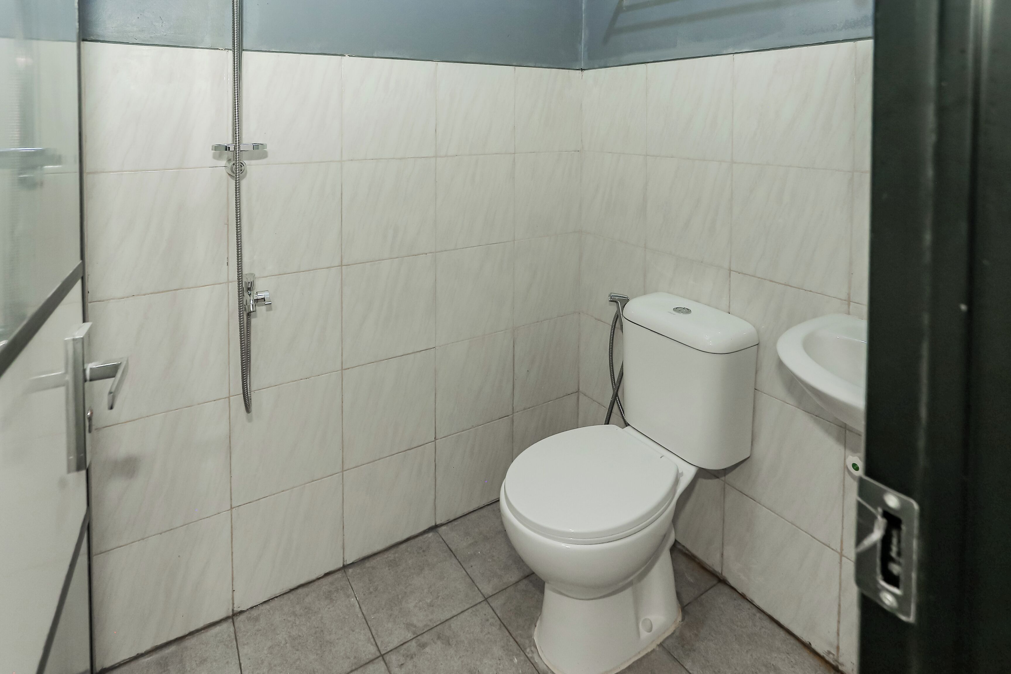 Capital O 93261 Fresh Hotel Near Stasiun Jakarta Kota