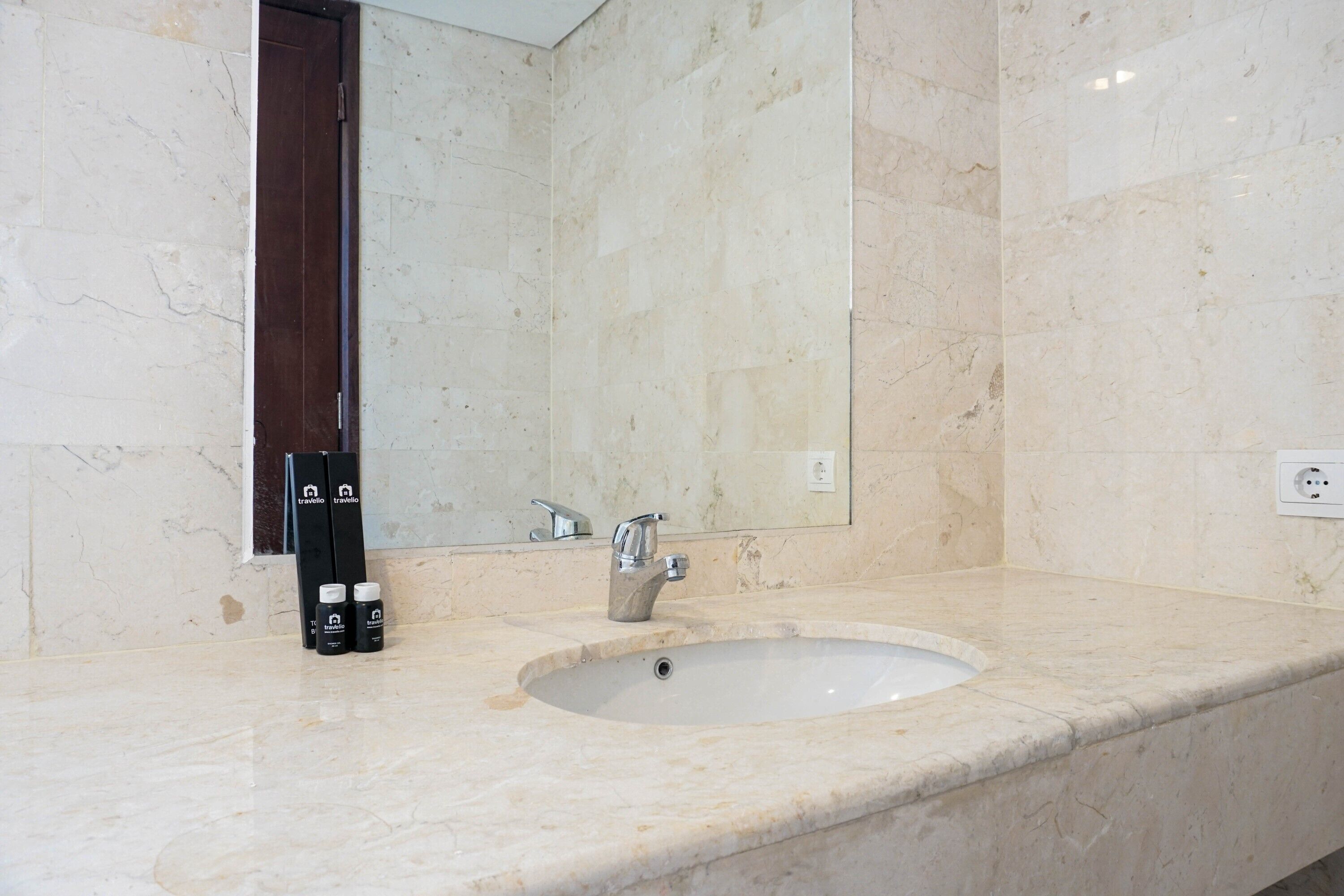 Empyreal Epicentrum Apartment By Travelio