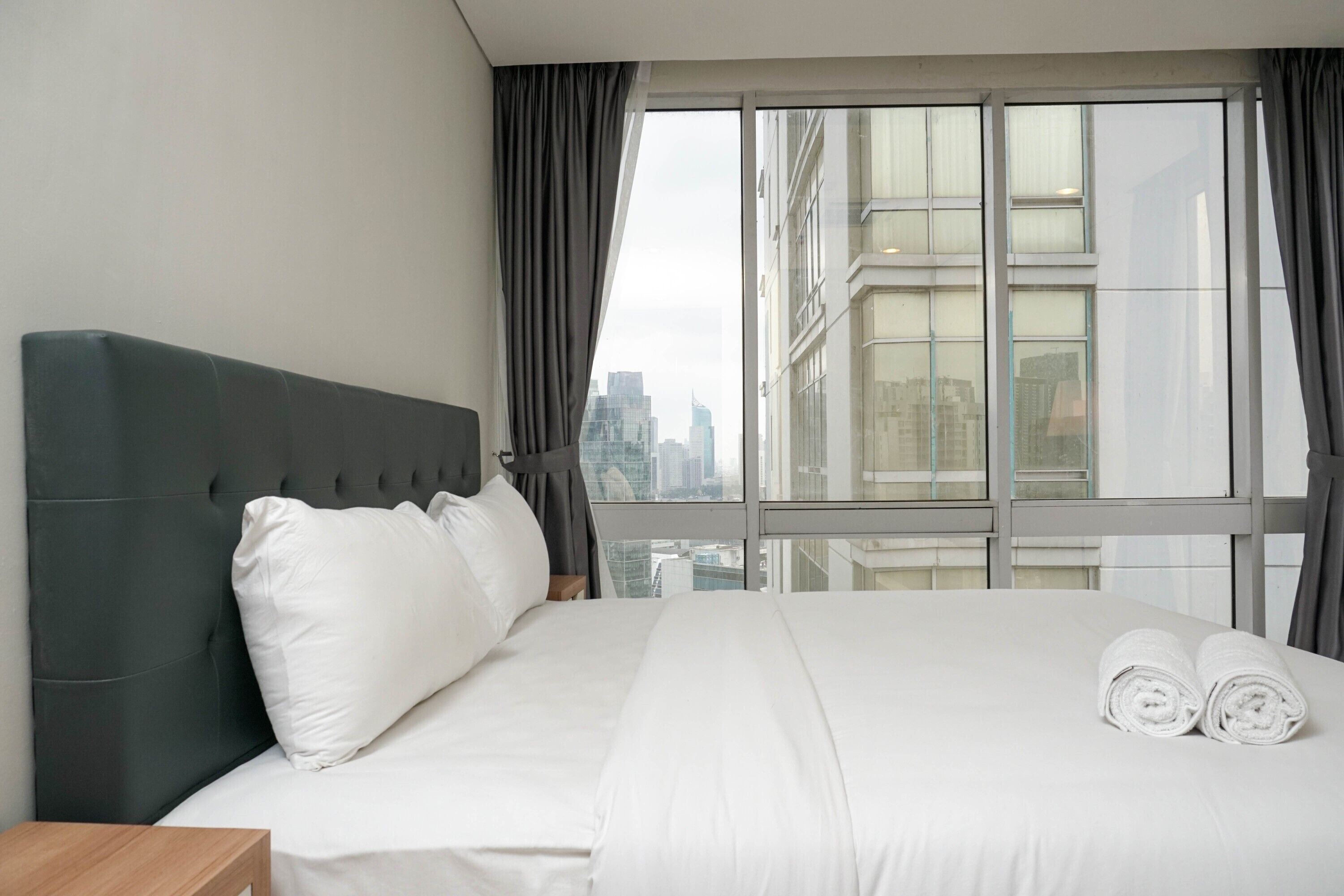 Empyreal Epicentrum Apartment By Travelio