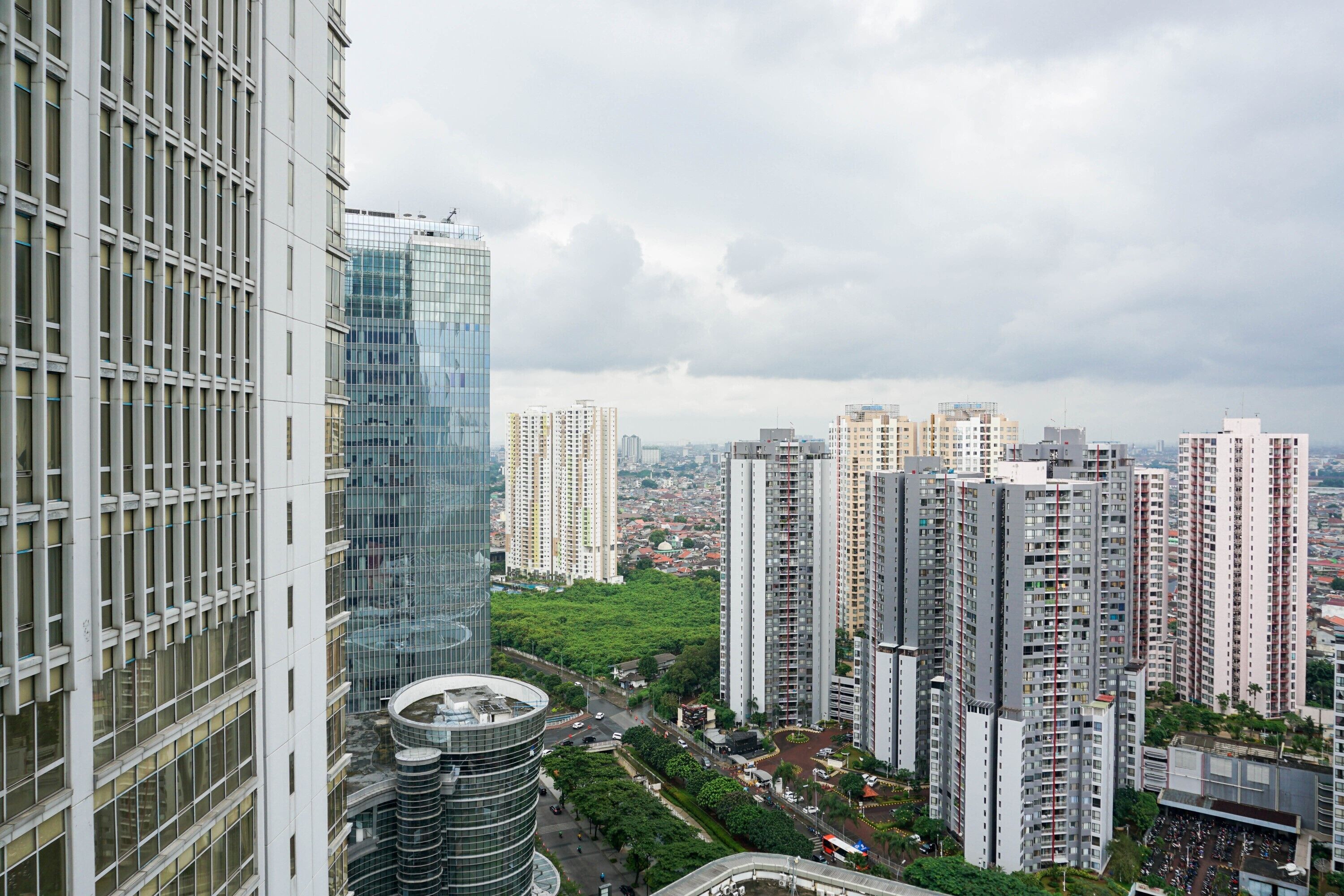 Empyreal Epicentrum Apartment By Travelio