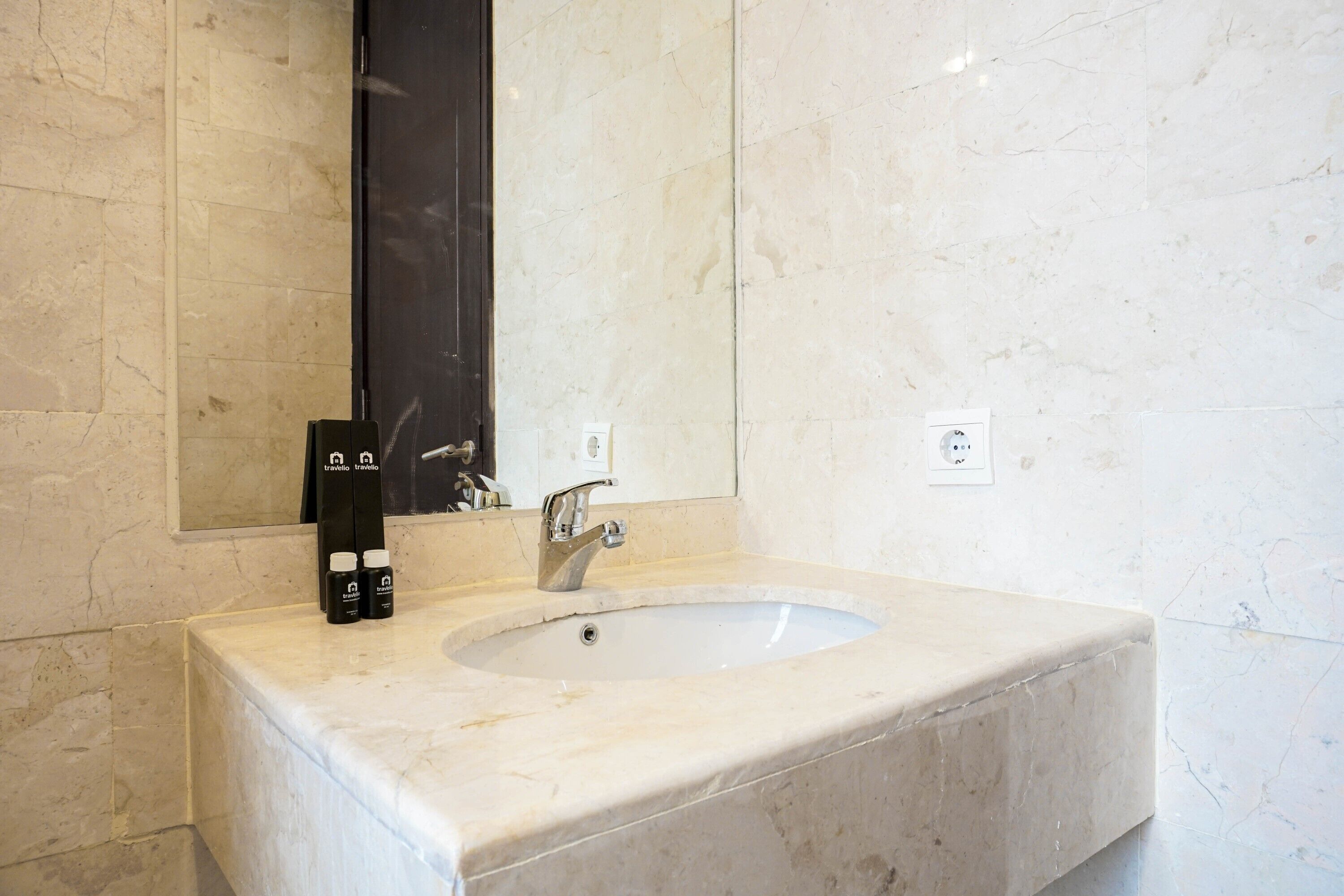 Empyreal Epicentrum Apartment By Travelio