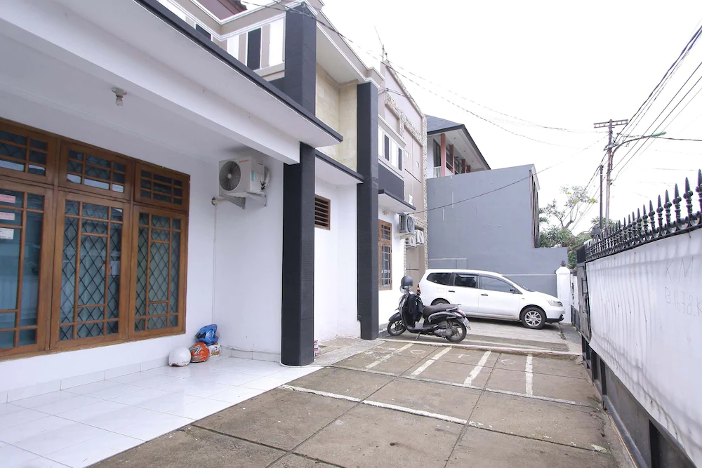 Esco Pangkalan Jati by OYO Rooms