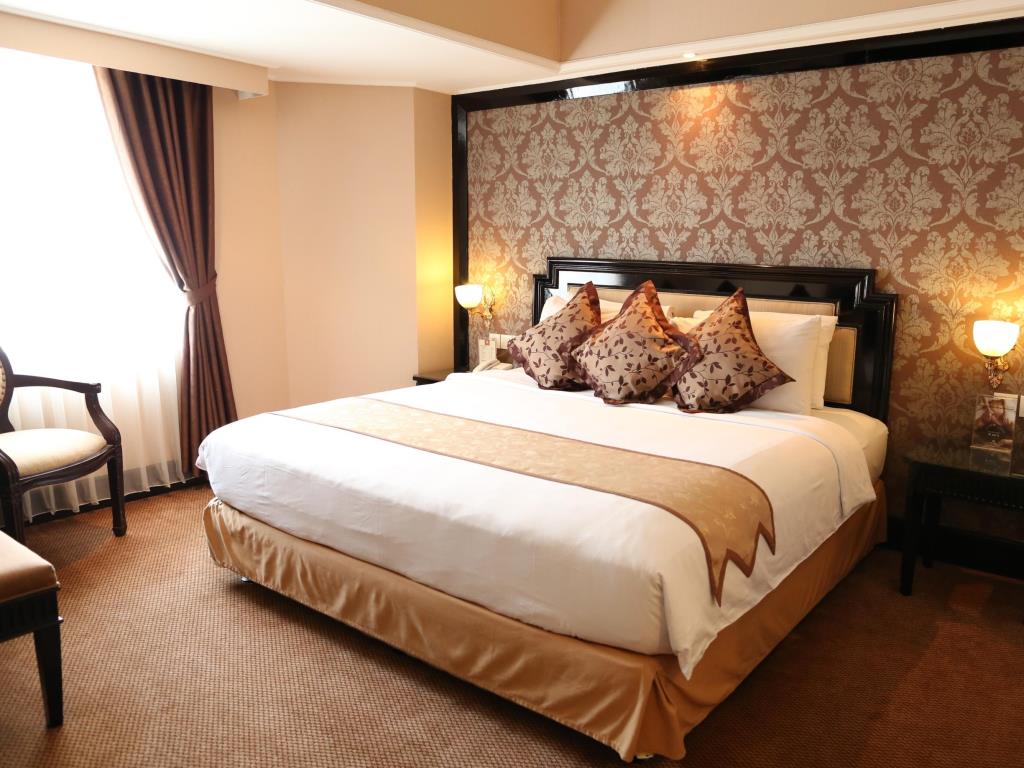 Golden Boutique Melawai
