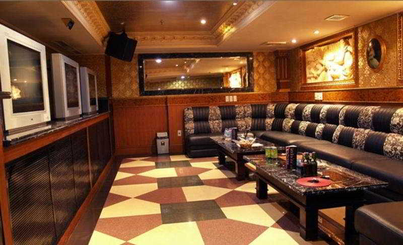 Golden Boutique Melawai