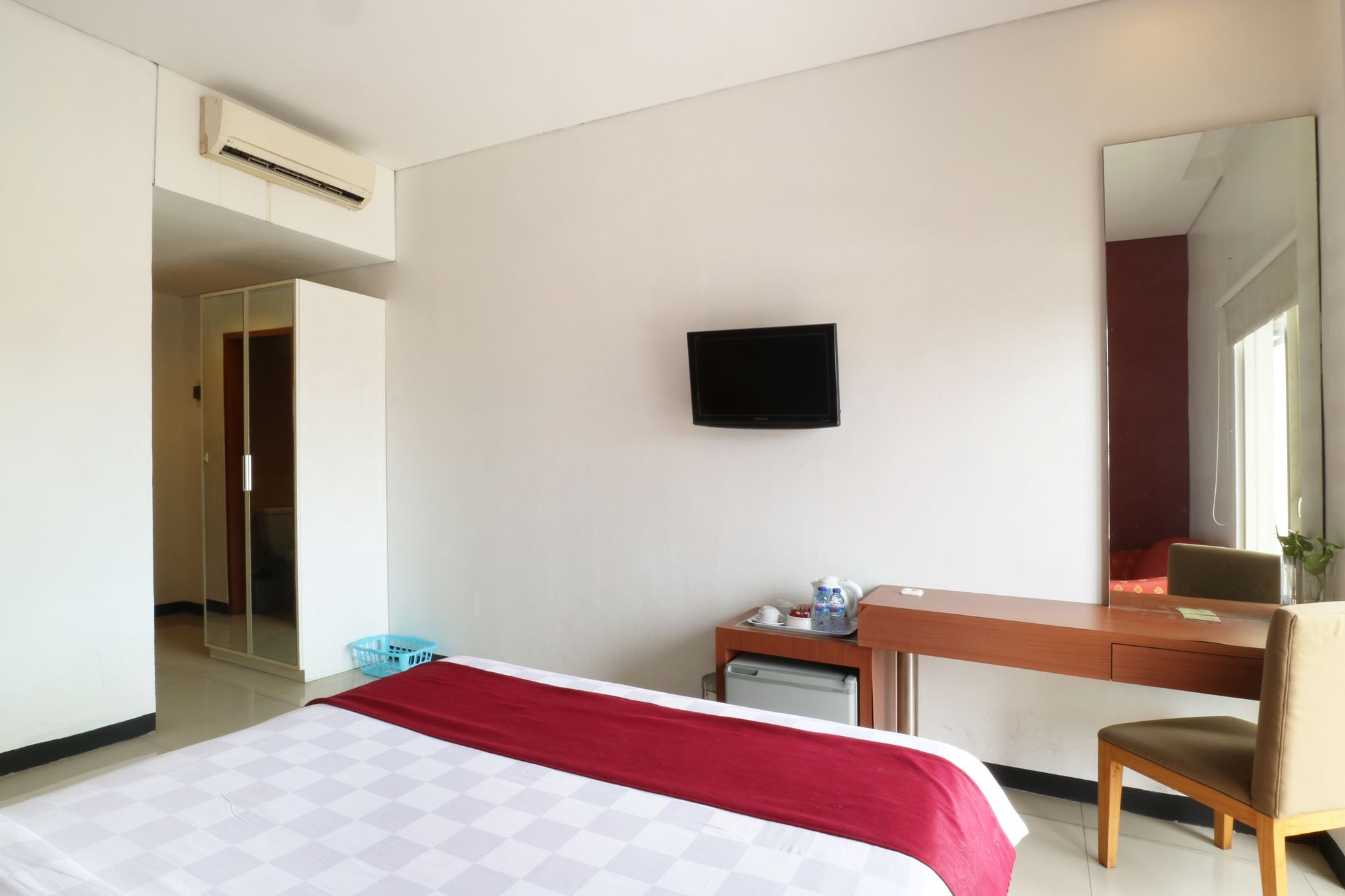 Blue Pacific by RedDoorz