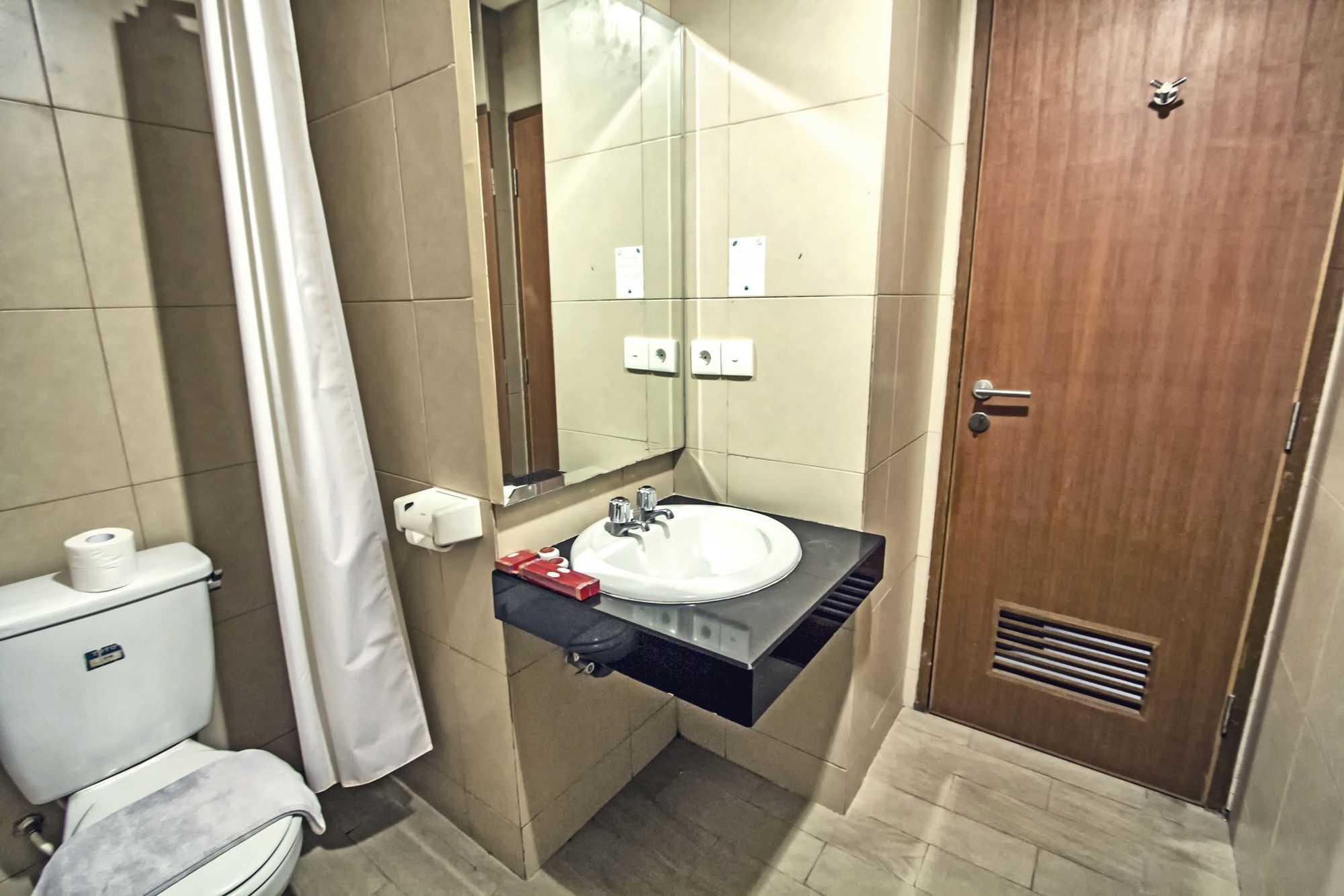 Blue Pacific by RedDoorz