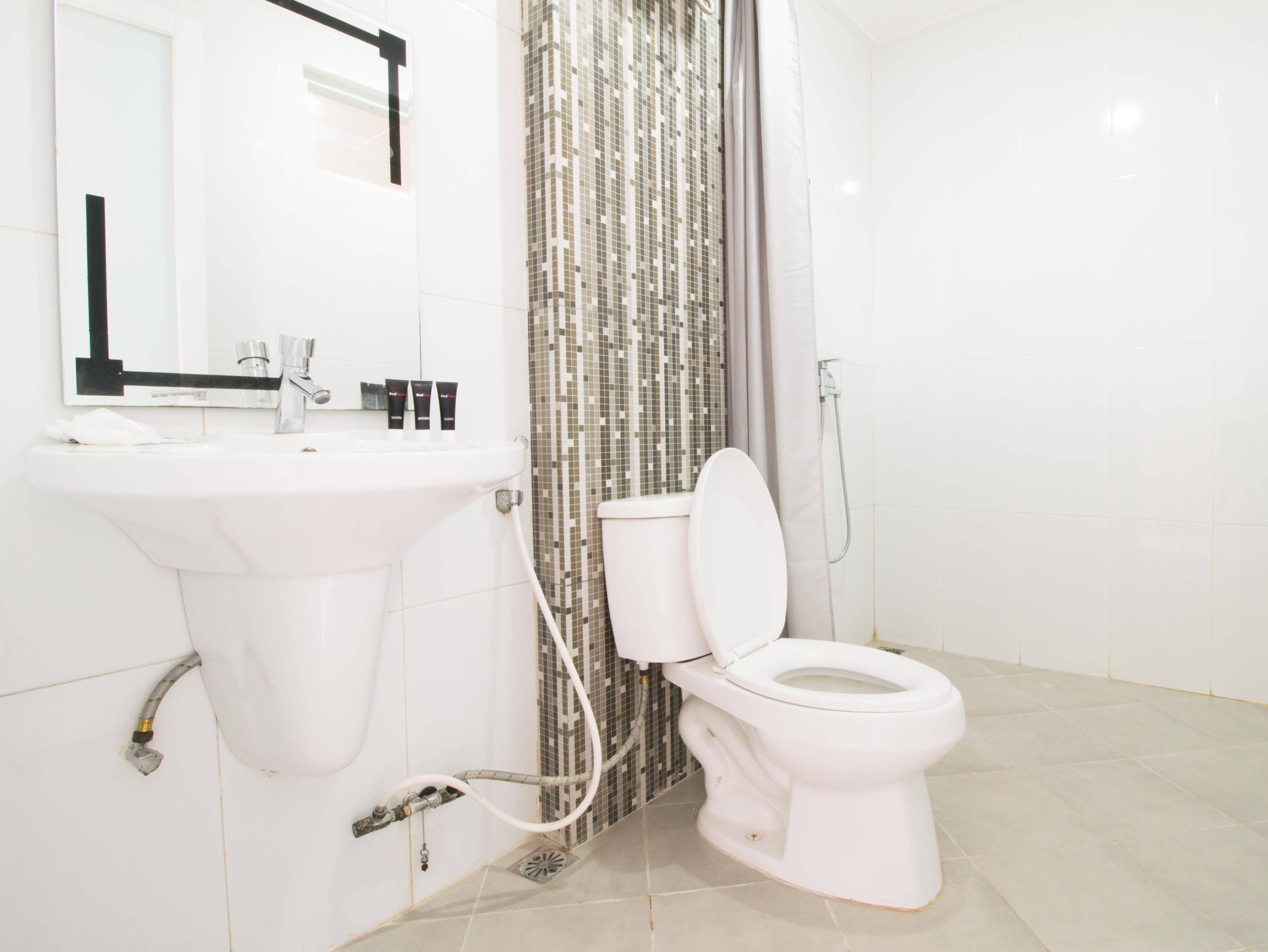 Guest House 8 by RedDoorz