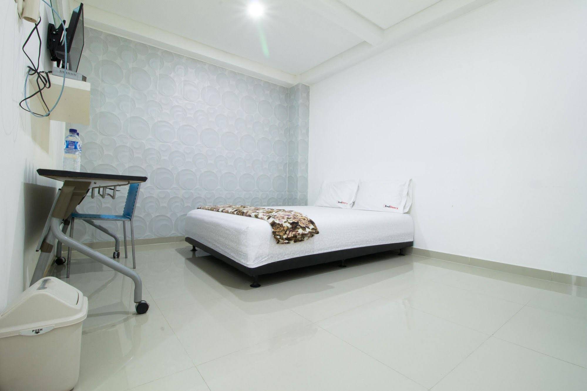 Guest House 8 by RedDoorz