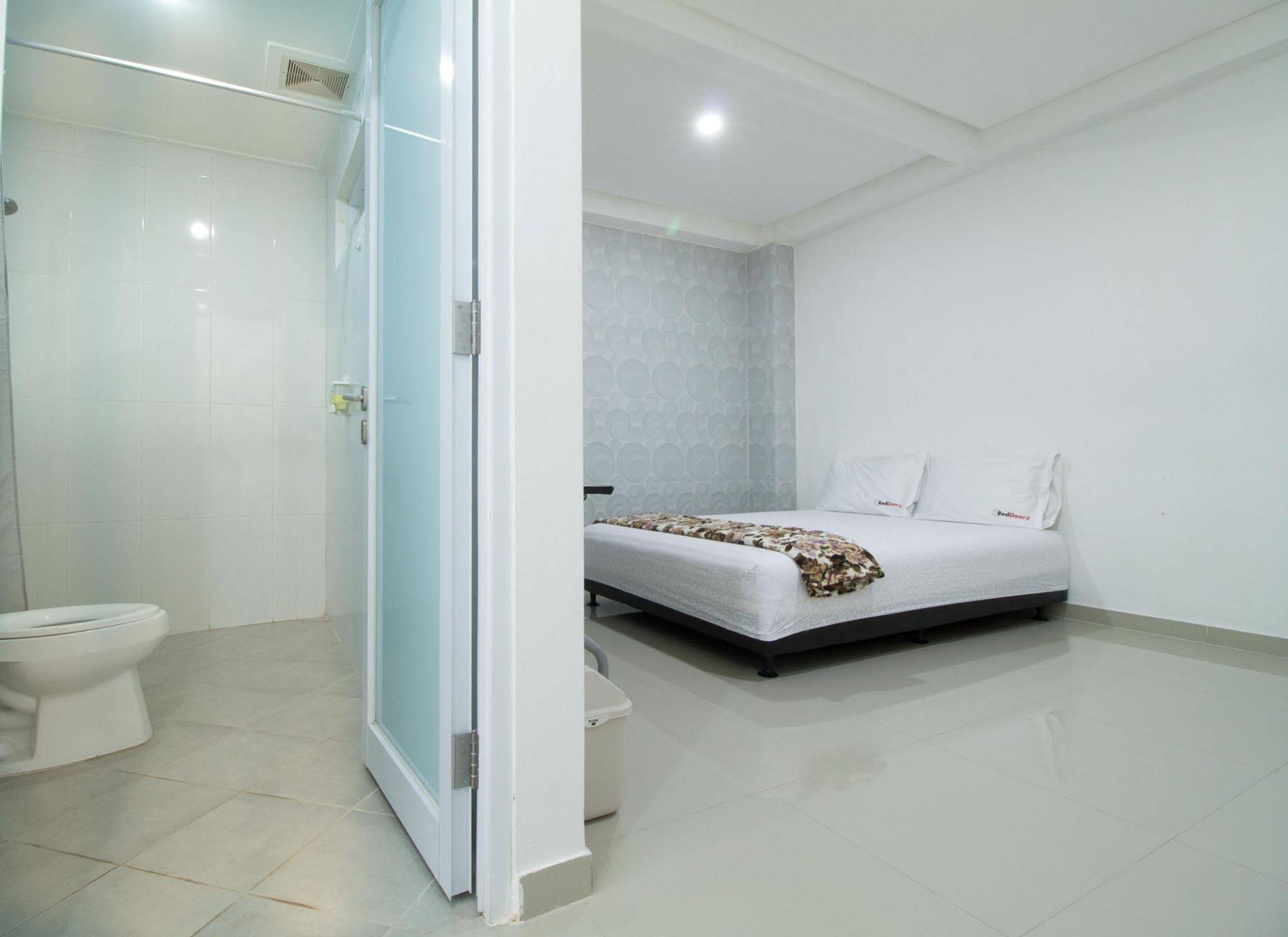 Guest House 8 by RedDoorz