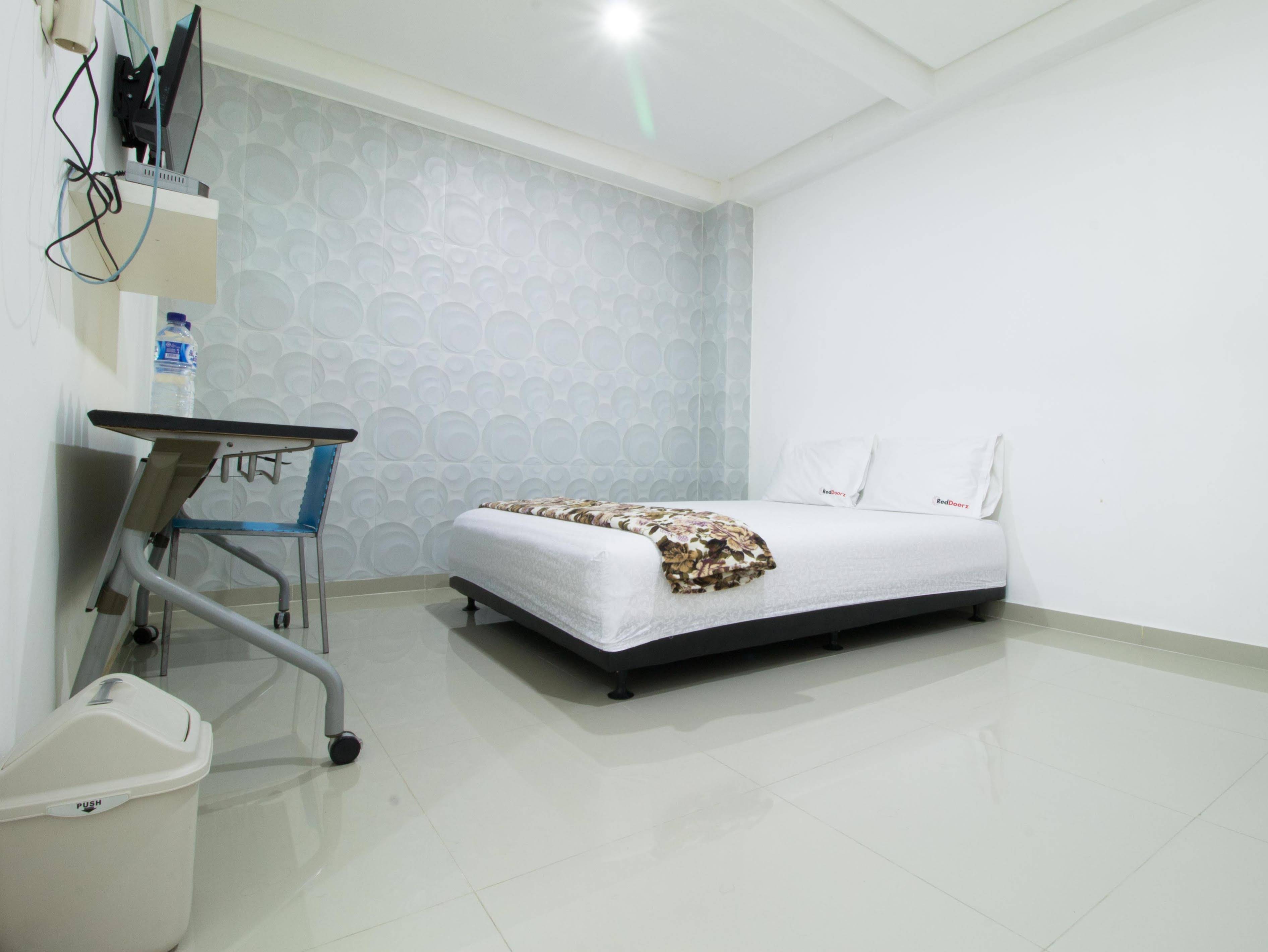 Guest House 8 by RedDoorz