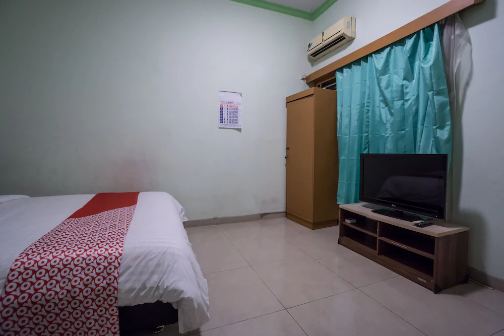 Hotel & Kost 37 by OYO Rooms