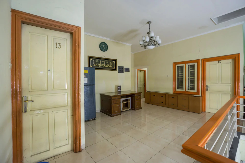 Hotel & Kost 37 by OYO Rooms