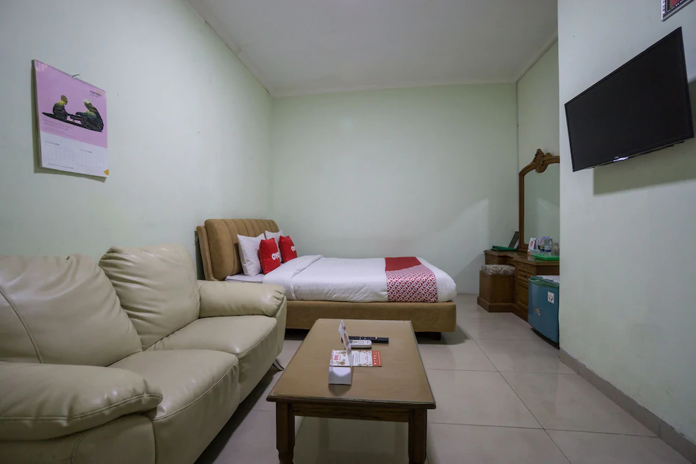 Hotel & Kost 37 by OYO Rooms