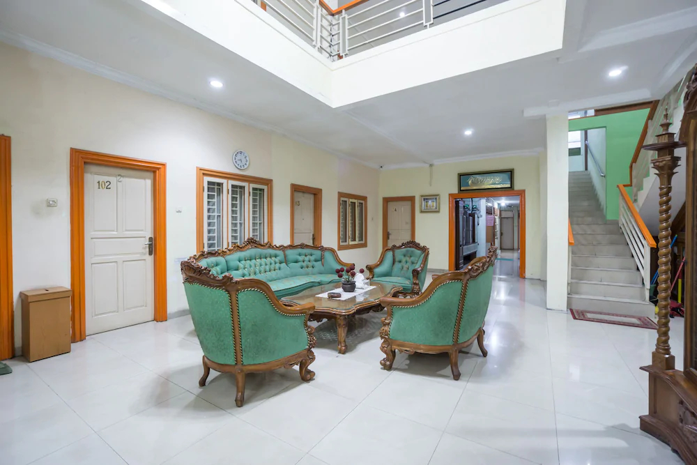 Hotel & Kost 37 by OYO Rooms