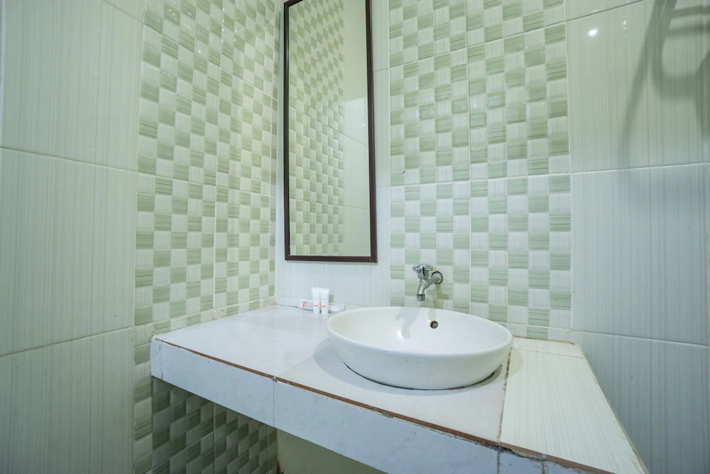 Hotel & Kost 37 by OYO Rooms