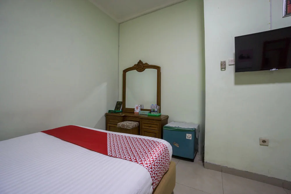 Hotel & Kost 37 by OYO Rooms