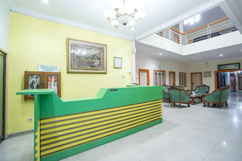 Hotel & Kost 37 by OYO Rooms