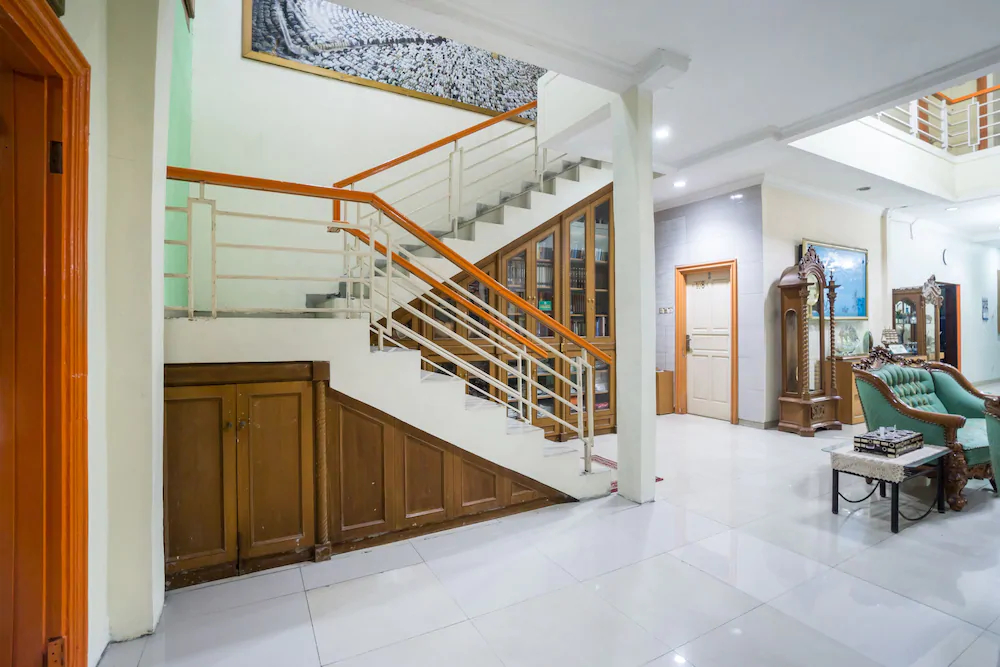 Hotel & Kost 37 by OYO Rooms