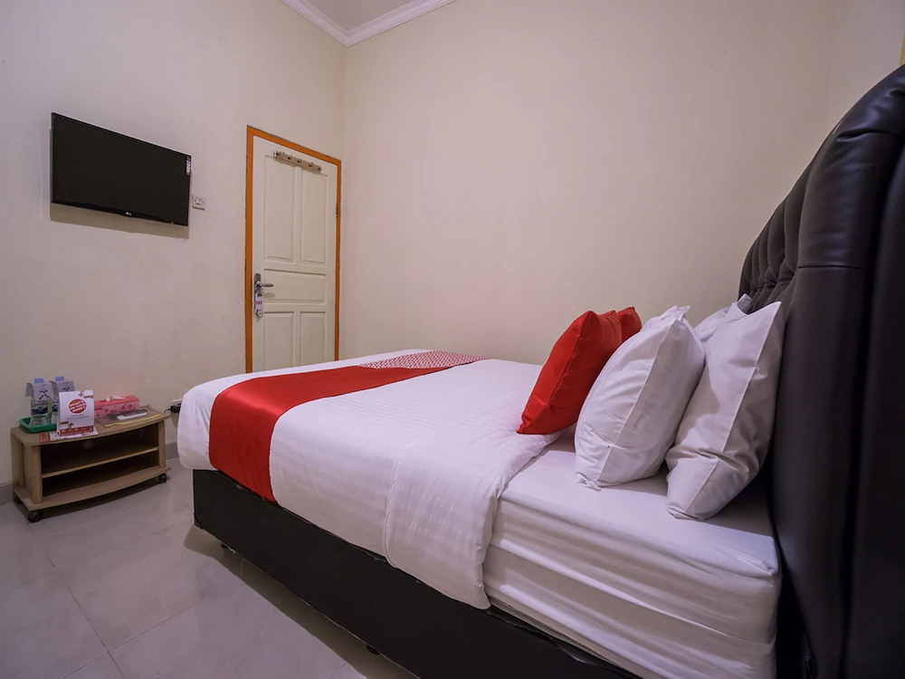 Hotel & Kost 37 by OYO Rooms