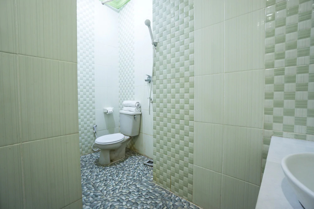 Hotel & Kost 37 by OYO Rooms