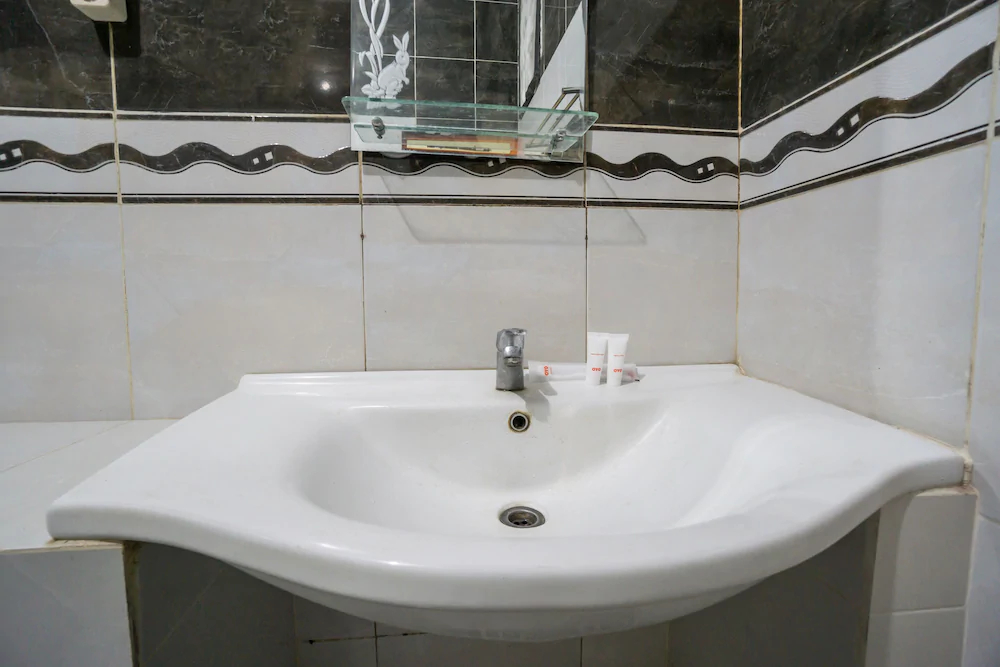 Hotel & Kost 37 by OYO Rooms