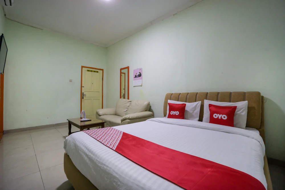 Hotel & Kost 37 by OYO Rooms