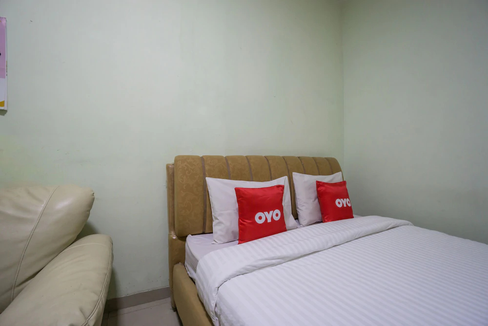 Hotel & Kost 37 by OYO Rooms