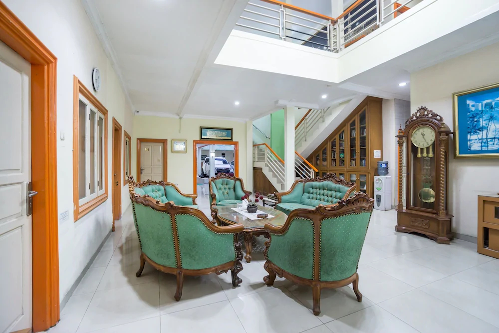 Hotel & Kost 37 by OYO Rooms