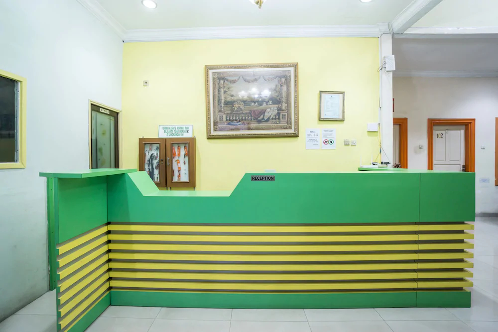 Hotel & Kost 37 by OYO Rooms