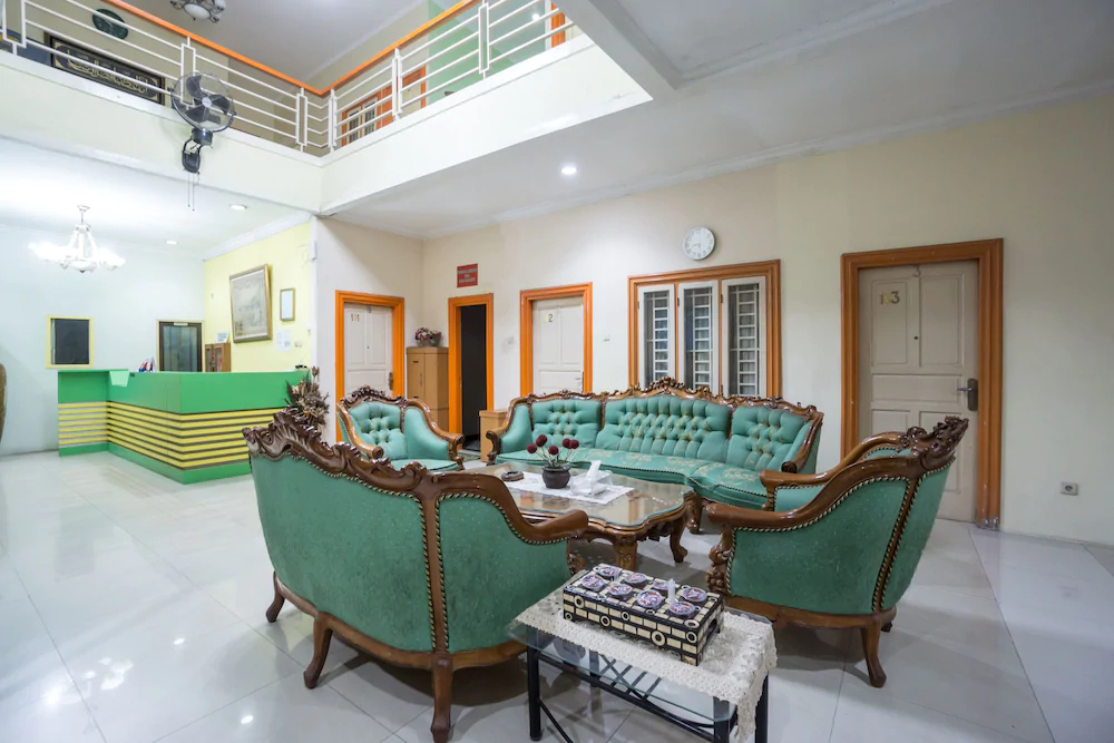 Hotel & Kost 37 by OYO Rooms