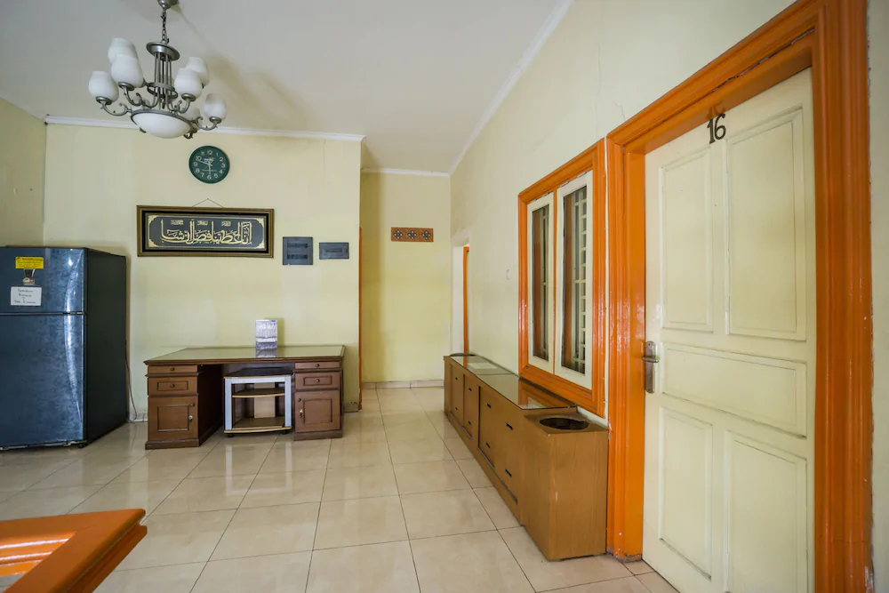 Hotel & Kost 37 by OYO Rooms