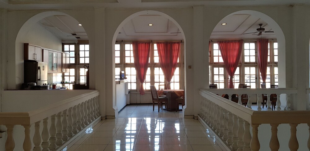 Hotel De'Qur Jakarta Kota