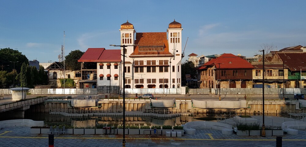 Hotel De'Qur Jakarta Kota