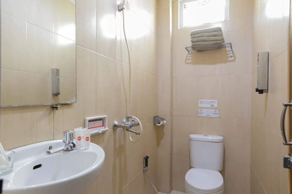 Hotel Senen Indah by OYO Rooms