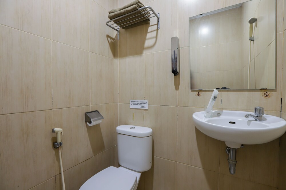 Hotel Senen Indah by OYO Rooms