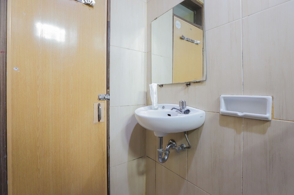 Hotel Senen Indah by OYO Rooms