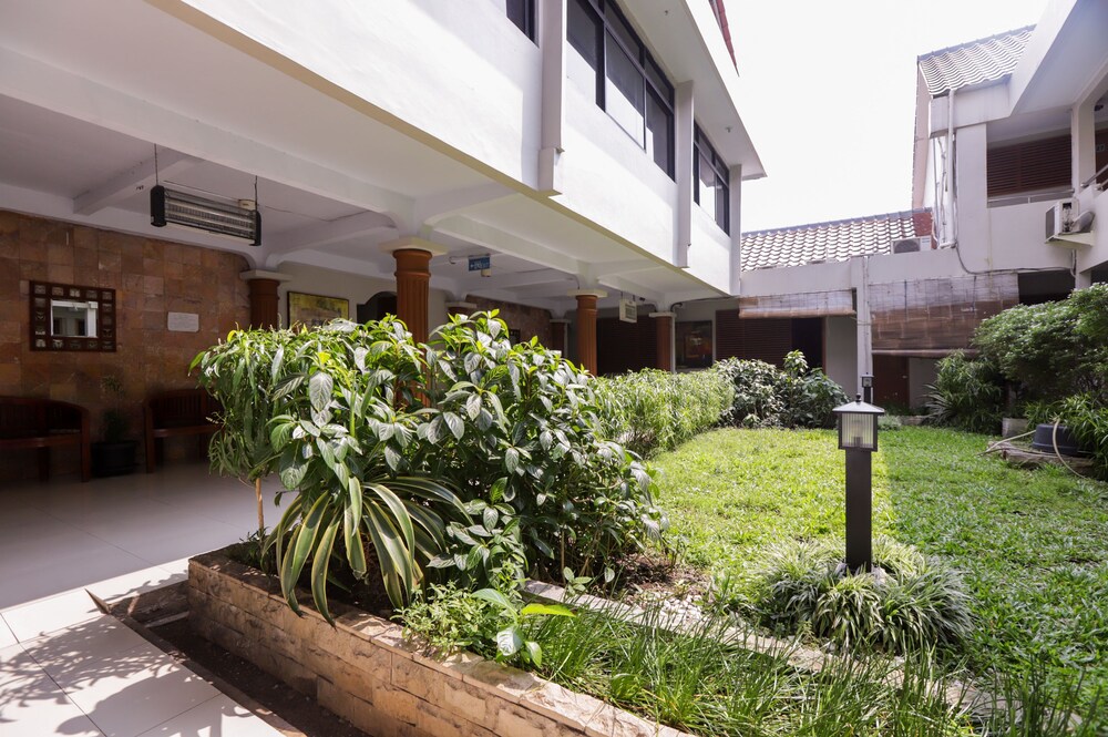 Hotel Senen Indah by OYO Rooms