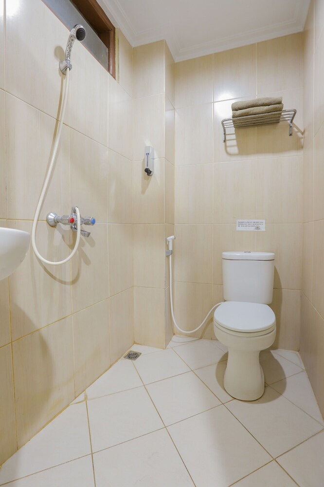 Hotel Senen Indah by OYO Rooms