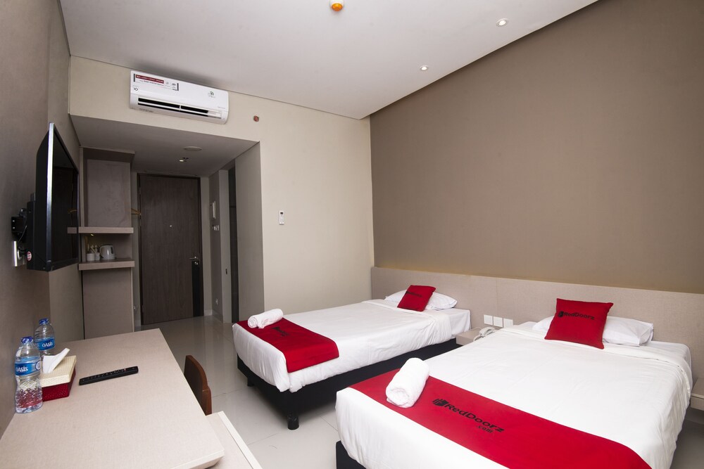 RedDoorz Plus @ Jakarta International Equestrian Park
