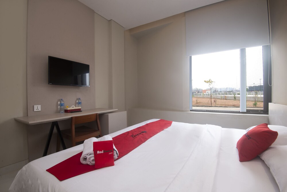 RedDoorz Plus @ Jakarta International Equestrian Park