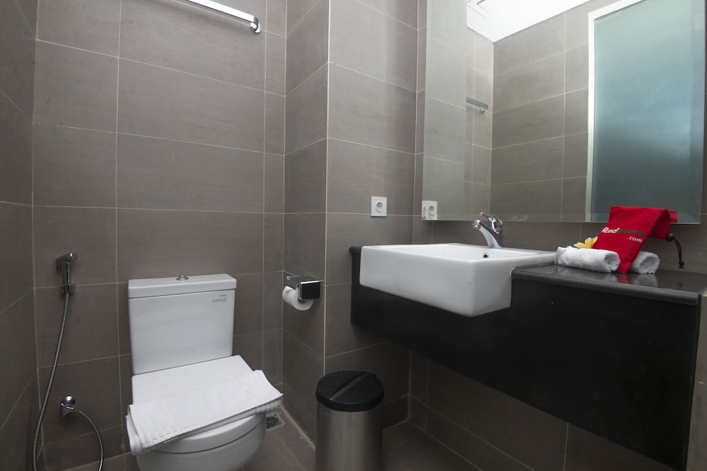 RedDoorz Plus @ Jakarta International Equestrian Park