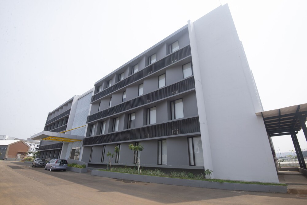 RedDoorz Plus @ Jakarta International Equestrian Park