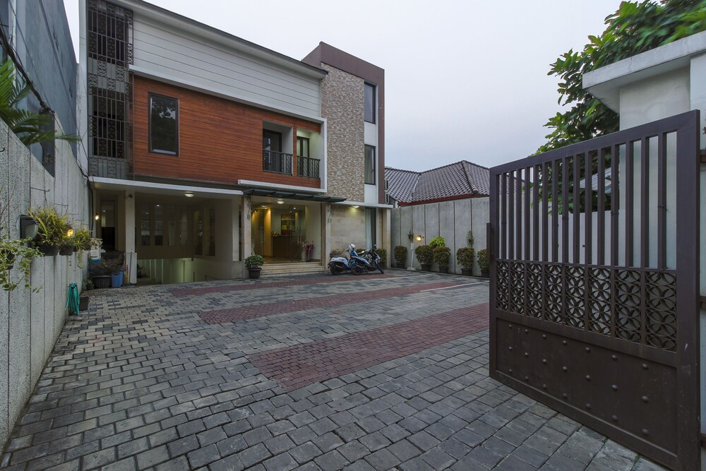 Jasmine Suites by RedDoorz