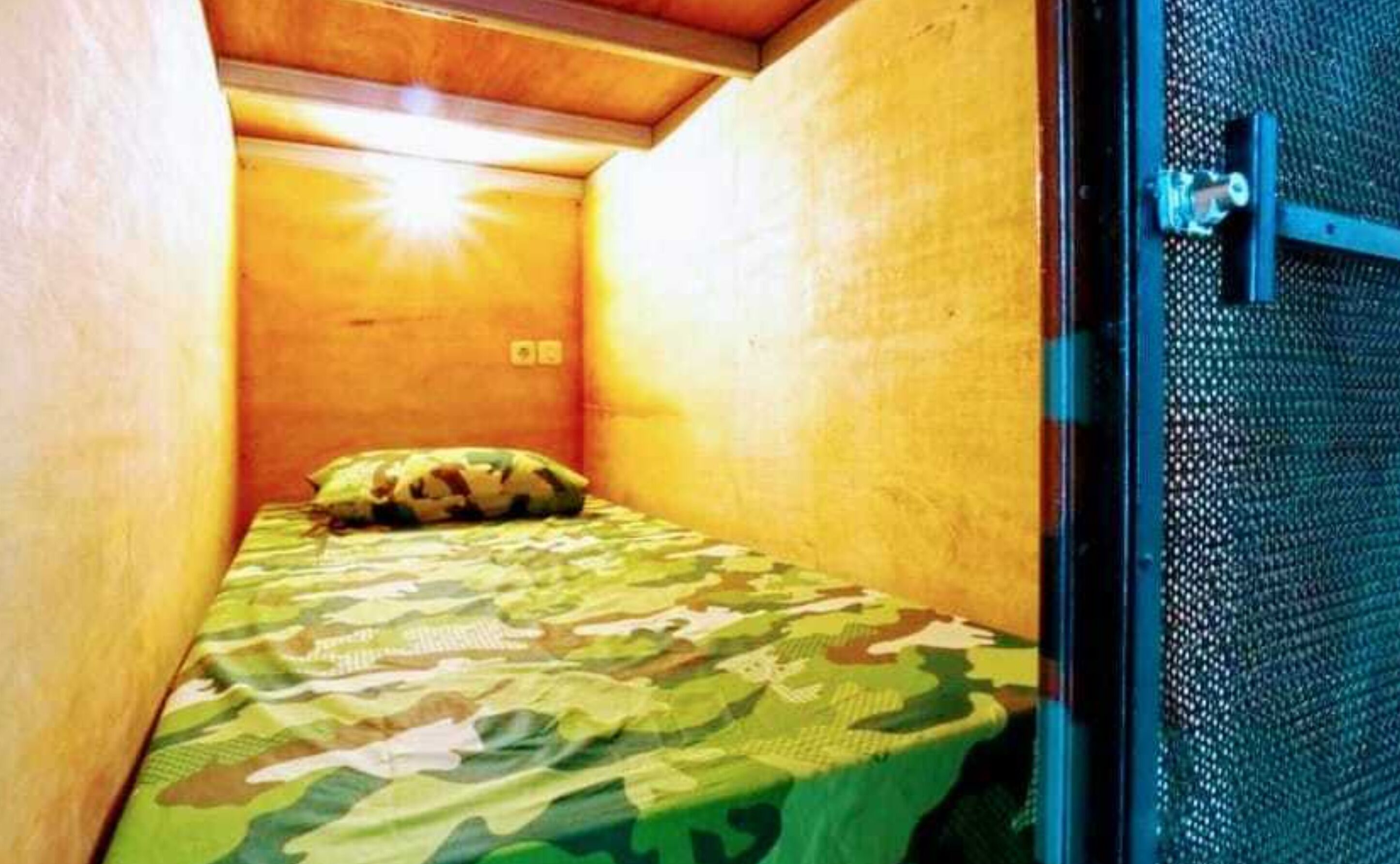 Kabin Kapsul Halte UI Depok - Male Only