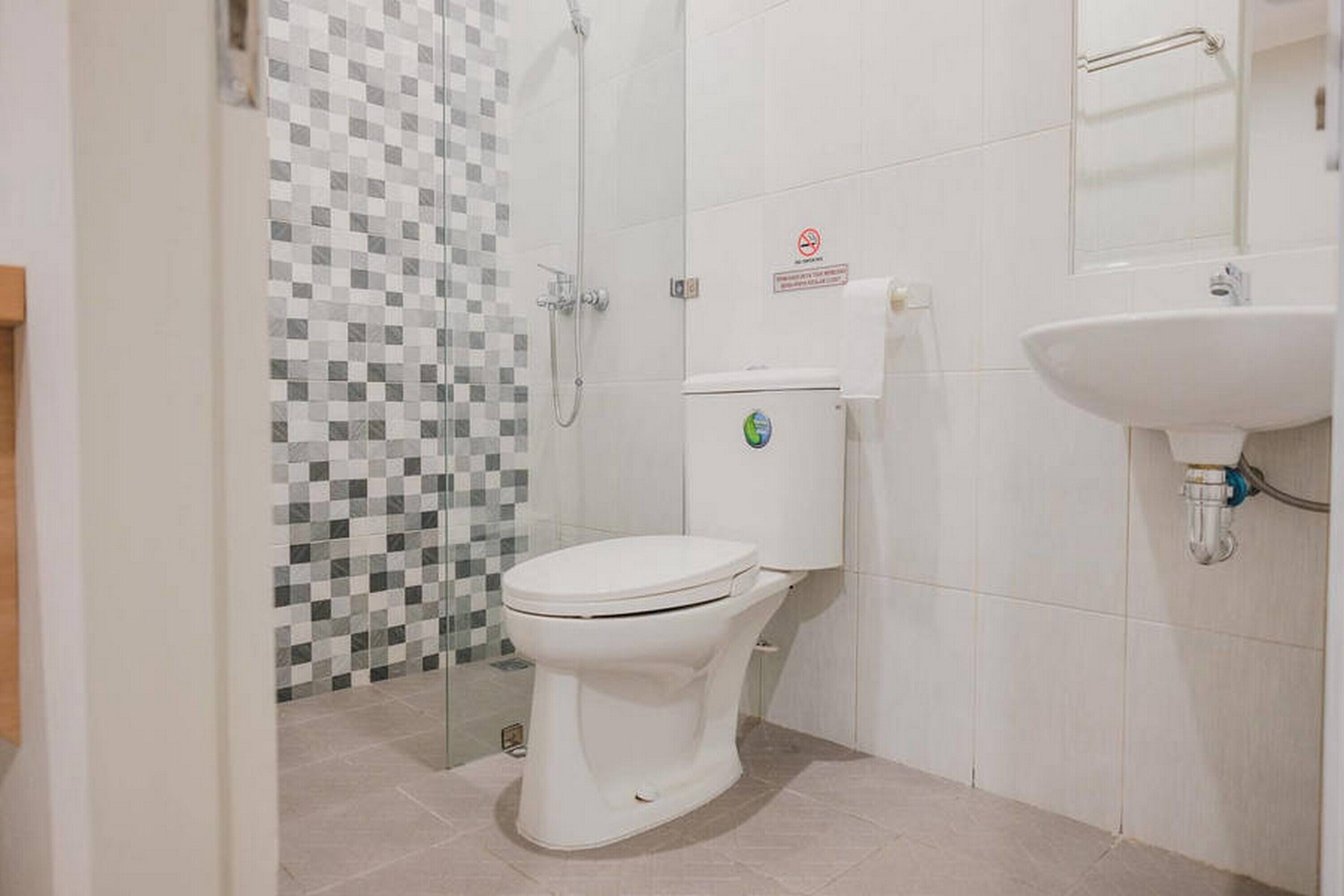 Kost M25 Hostel by Reddoorz