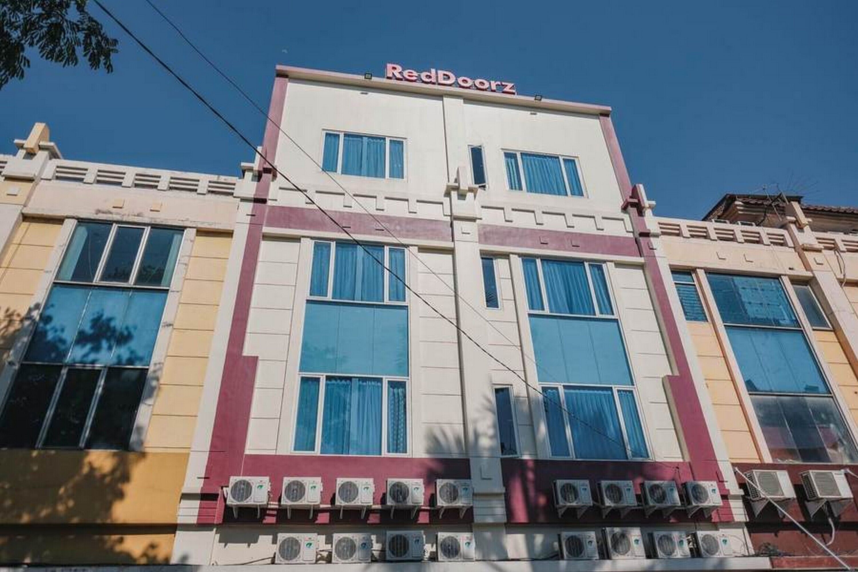 Kost M25 Hostel by Reddoorz